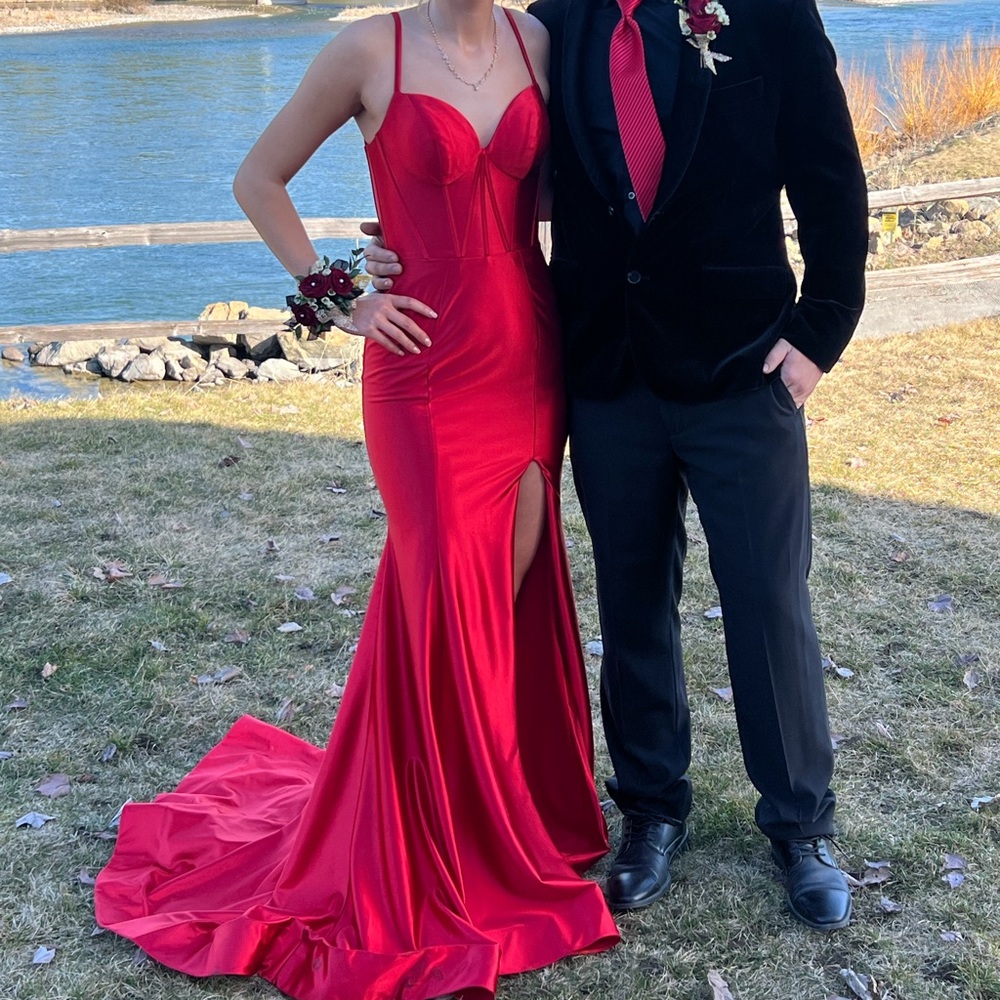 SHERRI HILL Elegant Red Formal Gown